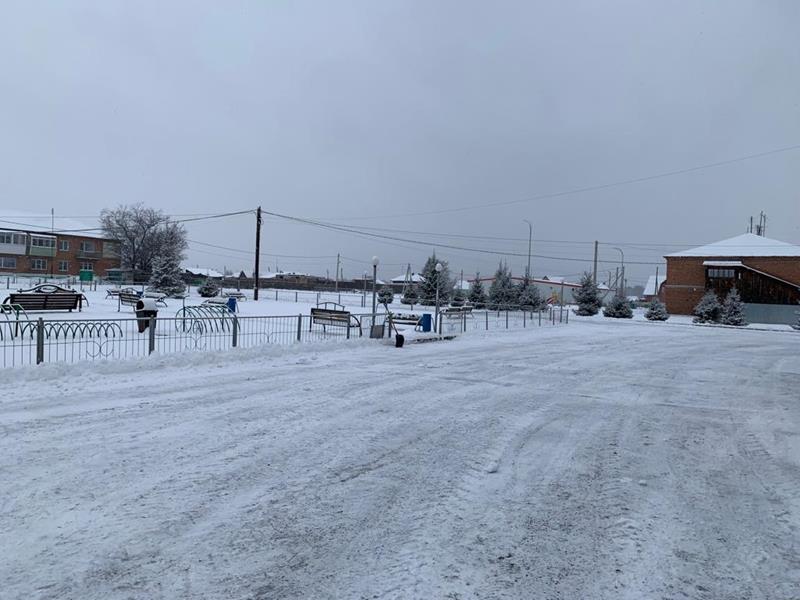 Уборка снега на дорогах округа
