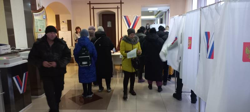 В первые часы голосования на избирательных участках многолюдно