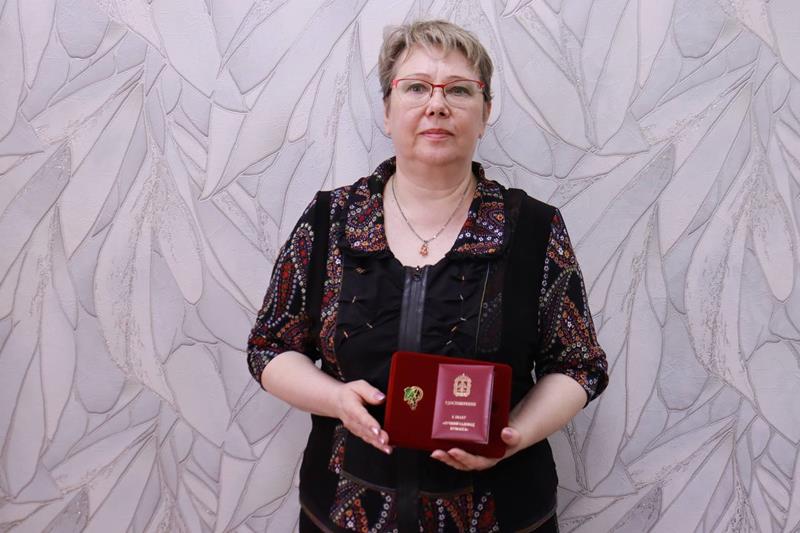 Нагрудным знаком «Лучший садовод Кузбасса» за свои выдающиеся достижения в садоводстве отмечена эколог администрации округа Виктория Горбаченко